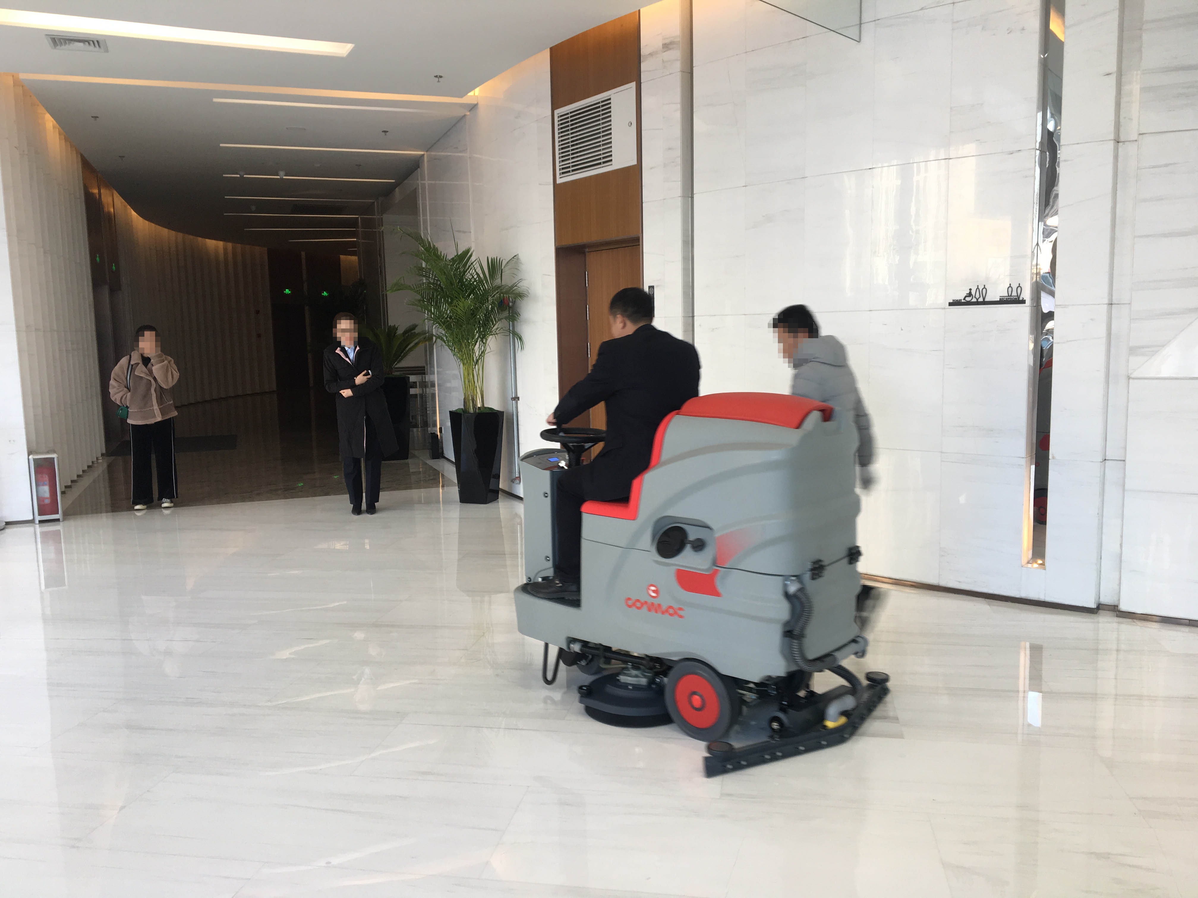青岛航运中心订购现金体育驾驶式洗地机
