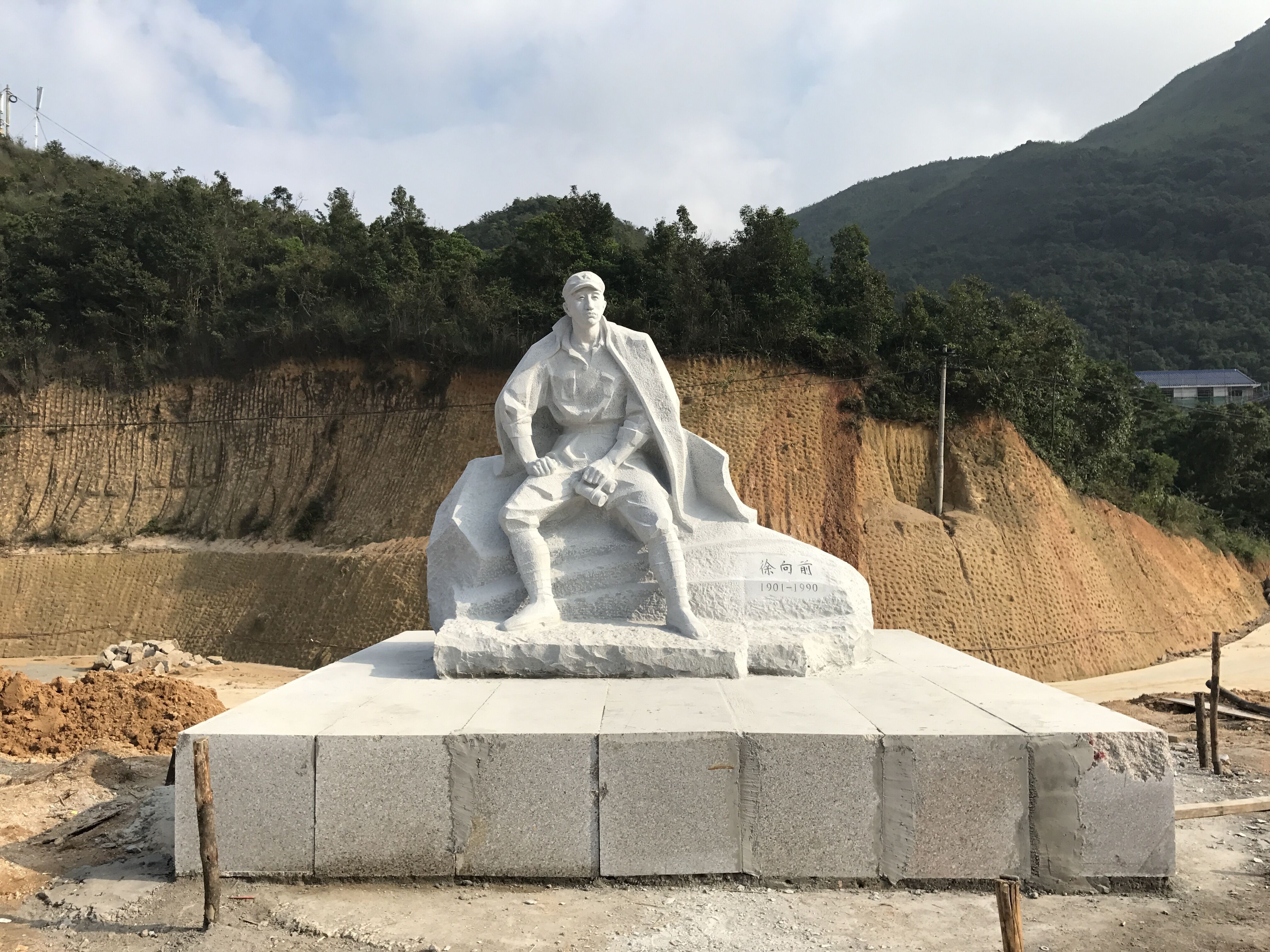 徐向前元帅雕像耸立在大南山人文公园