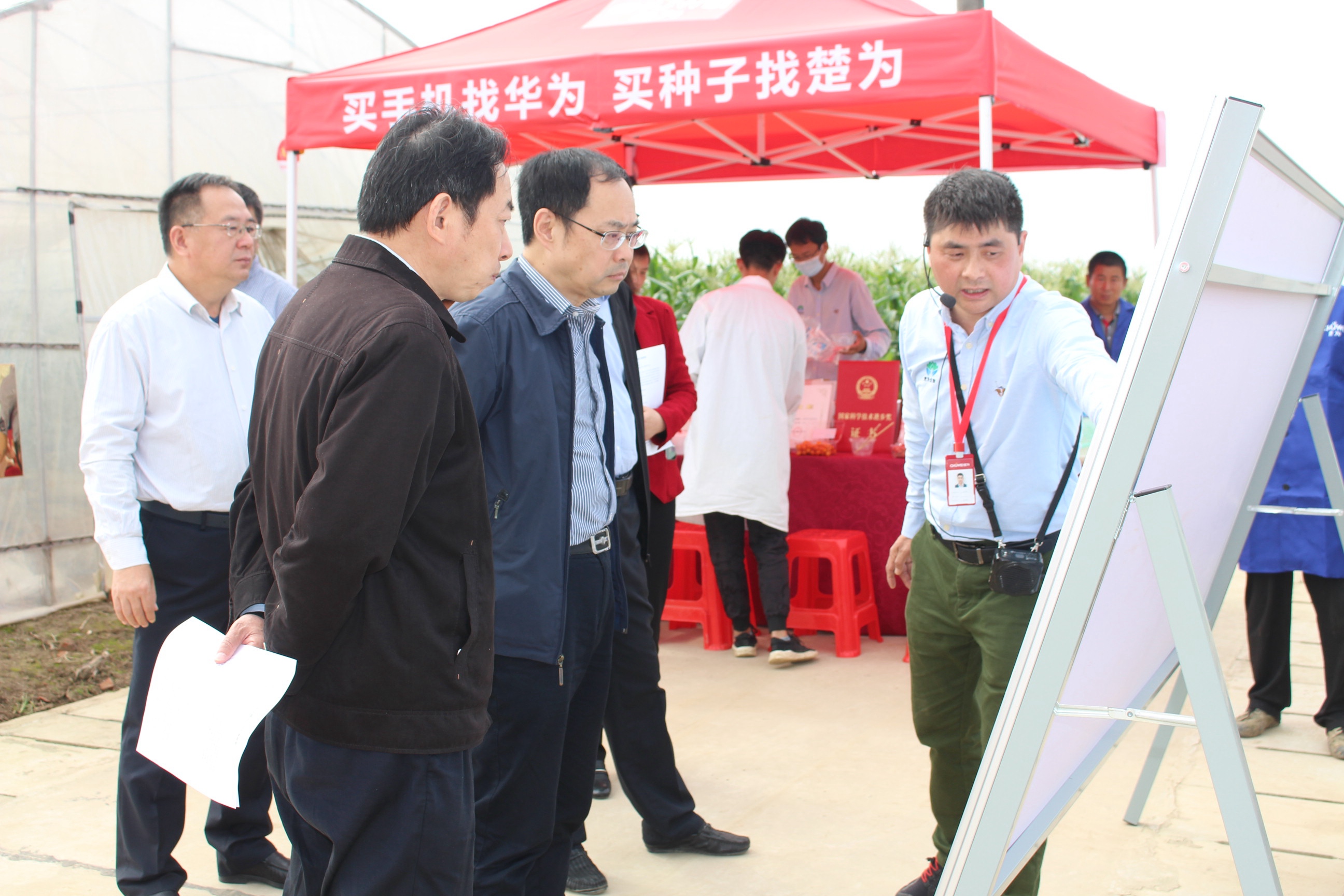 武汉市副市长李强调研金狮贵宾总区生物汉南种业小镇科研基地！