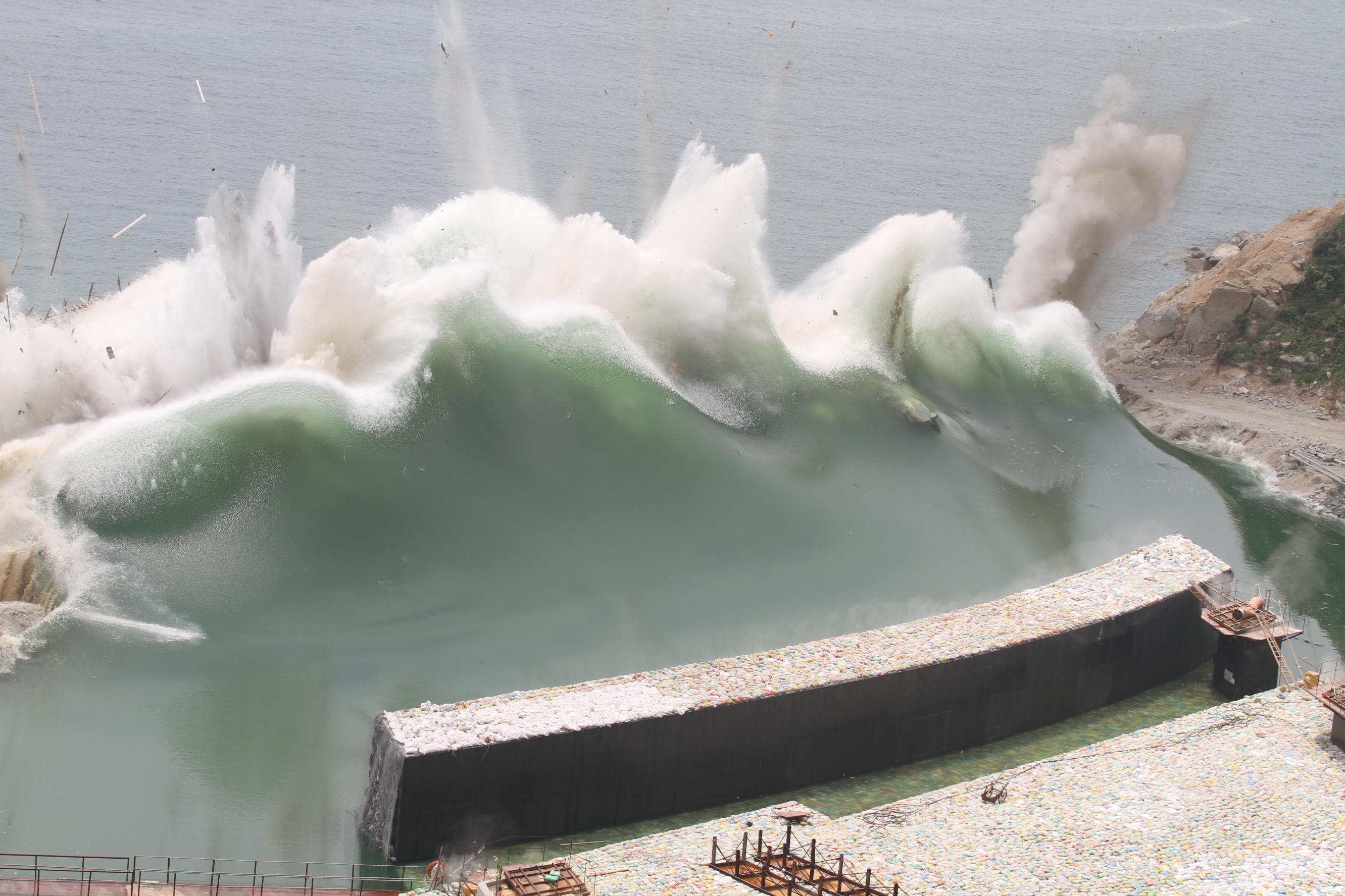七湾干坞围堰拆除18吨一次起爆