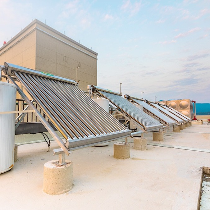 宿舍楼太阳能热水工程，单栋宿舍总设计用热水量为120吨，配置保温水箱120吨平板型太阳能集热器636㎡