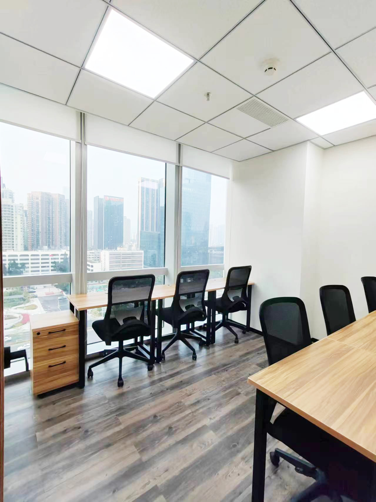 2~12人小型办公室出租，简单大方的门面，并提供舒适的洽商环境与专业秘书行政服务，让您不错失任何商机。