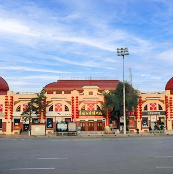 Heilongjiang Provincial Museum is located in the provincial capital Harbin; it was built in 1906 in accordance with classic European architectural design, the museum hold a collection of historical, natural and cultural exhibits. With a total collection up to 107,000, Heilongjiang Provincial Museum exhibits parietals and shins of ancient humans which can trace back to over 20,000 years ago. The silk fabrics collected in the museum were excavated from king tombs of Qi State, Jin Dynasty (1115-1234). Fossils from prehistoric birds are also exhibited, huge and complete. For those wishing to understand the long history of Heilongjiang, the provincial museum is a great starting point.