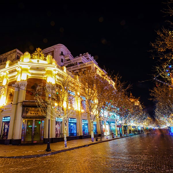 Guogeli Street, a 2 kilometer long cobble-stone roadway, was built in 1901, today it has lived through over 100 years of history. During the early 18th century when plans for a 'new city' were made in conjunction with the construction of a new north-eastern rail line, this Guogeli Street first appeared. However, it wasn't until 1902 that Qiulin Firm moved a branch company to the surrounding area and built up many buildings. Many other Russian businesses soon began springing up over the street, such as shops and. Then Guogeli Street began to develop gradually. In 2003 Guogeli Street was transformed to a famous cultural street to display the history and culture of Heilongjiang Province.