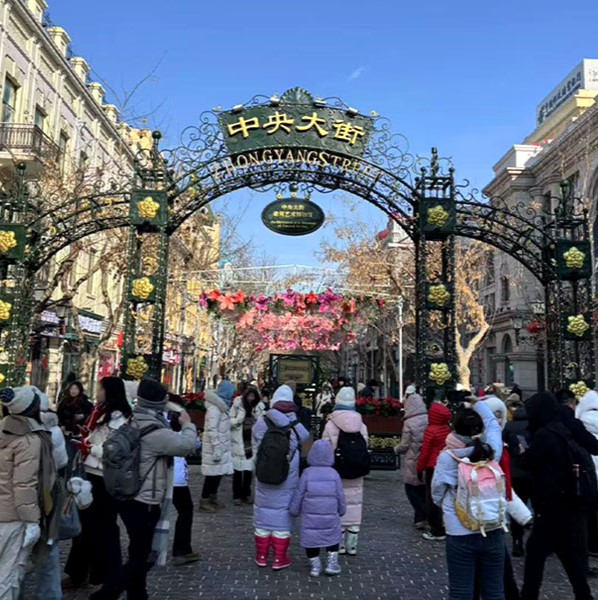 Regarded as the First Street in Harbin and built in 1898, Central Street got its present name in 1928. The street now is the most prosperous business street as well as a famous pedestrian street in the city centers for sightseeing, shopping, entertainment, catering and leisure that contains the most famed delicacies and specialties of the city. Main shops include Qiulin Company, Harbin No.1 department store, Harbin Commercial Building, Songlei Building, Golden Sun Qualified Goods Center, Zhongyi Merchandise, etc.