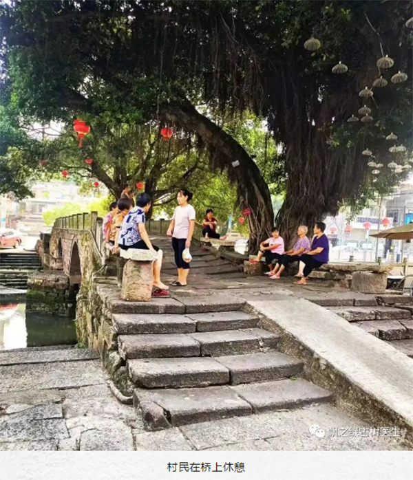 村民在桥上休憩