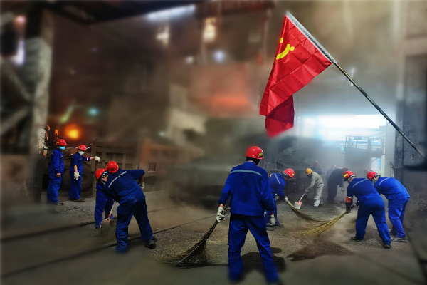 圖片3:鑄管第三黨支部清理熔煉鐵路邊現場衛生