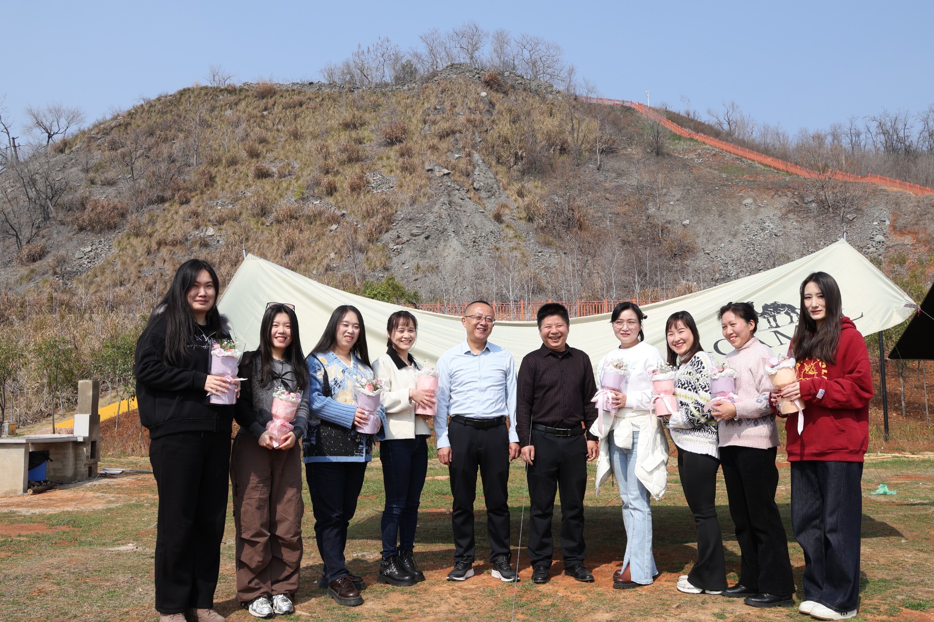 一八二队组织职工赴流浪矿山公园，庆祝第115个“三八”国际妇女节