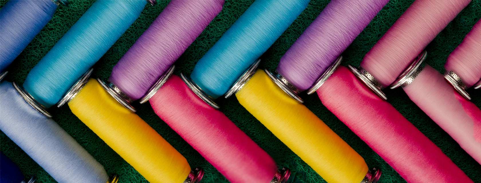 成功开发超高支纯棉300S纱线、色织面料，纱线细如蛛丝，面料薄如蝉翼，品质及水平均达到国际领先水平，整个纺纱技术及超高支面料的发展。