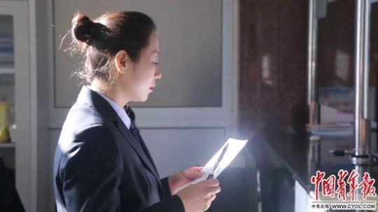 北京市大兴殡仪馆殡仪服务员卫艳茹正在检查工作文件