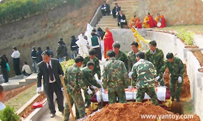 万安园正在下葬的香港客户遗体棺葬仪式