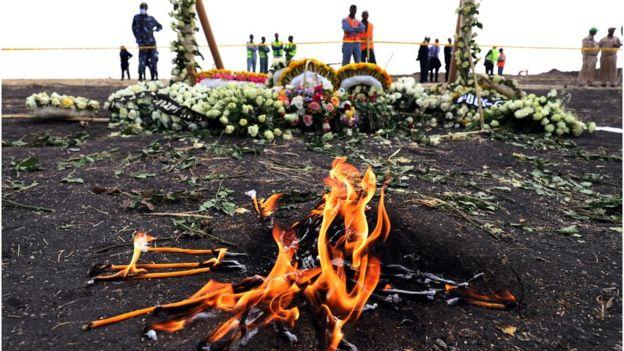 飞机坠毁几天后，埃塞俄比亚航空公司为遇难者点燃蜡烛。