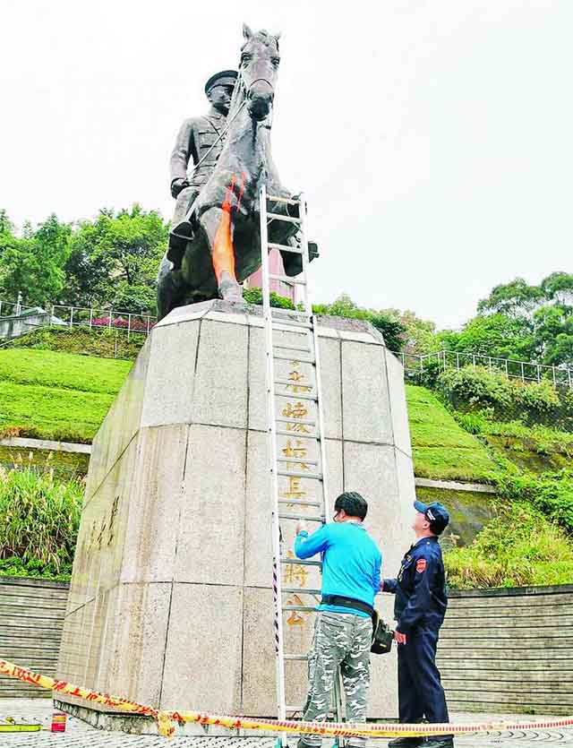 台湾政治大学后山的蒋介石骑马铜像，当地时间22日清晨遭人喷漆、锯断马脚。警方在现场搜证调查。