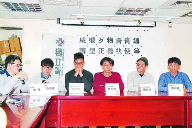 政大锯蒋行动者许哲榕（左二）及政大台社等社团伙伴举行记者会说明。