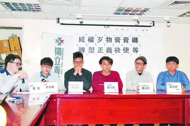 政大锯蒋行动者许哲榕(左二)及政大台社等社团伙伴举行记者会说明。