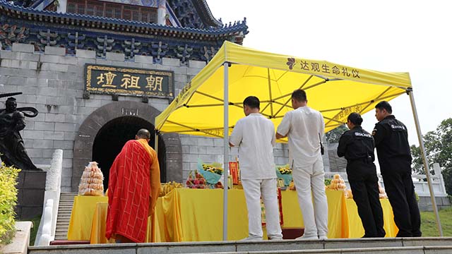 中元节祭祀台位于朝祖坛二亨前，面对三宝佛大殿