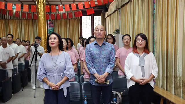 左一唐女士,左二宋神欢先生,右一李媚老师