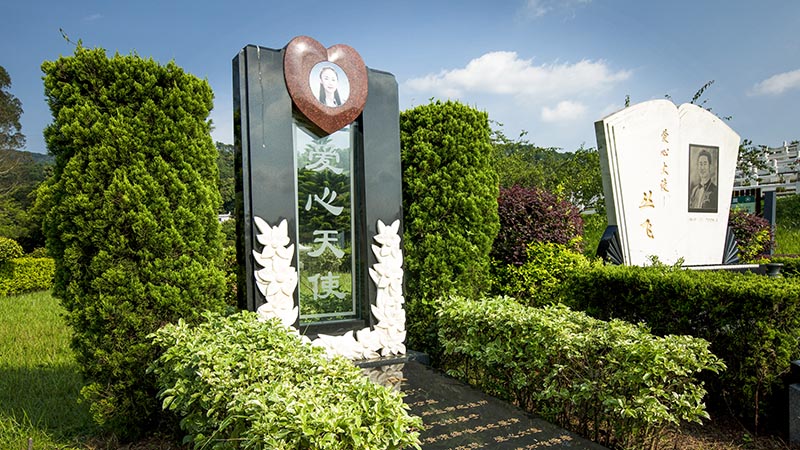 爱心天使邢丹、爱心大使丛飞纪念碑，位于艺术二区800.jpg