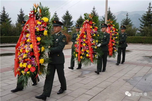 12名礼兵迈着正步,缓缓走向烈士纪念碑