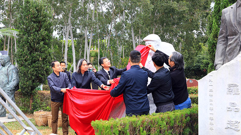 10蔡拥华先生，潘放、潘雷、潘奋先生为纪念碑揭幕
