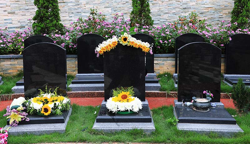 墓碑装饰鲜花 