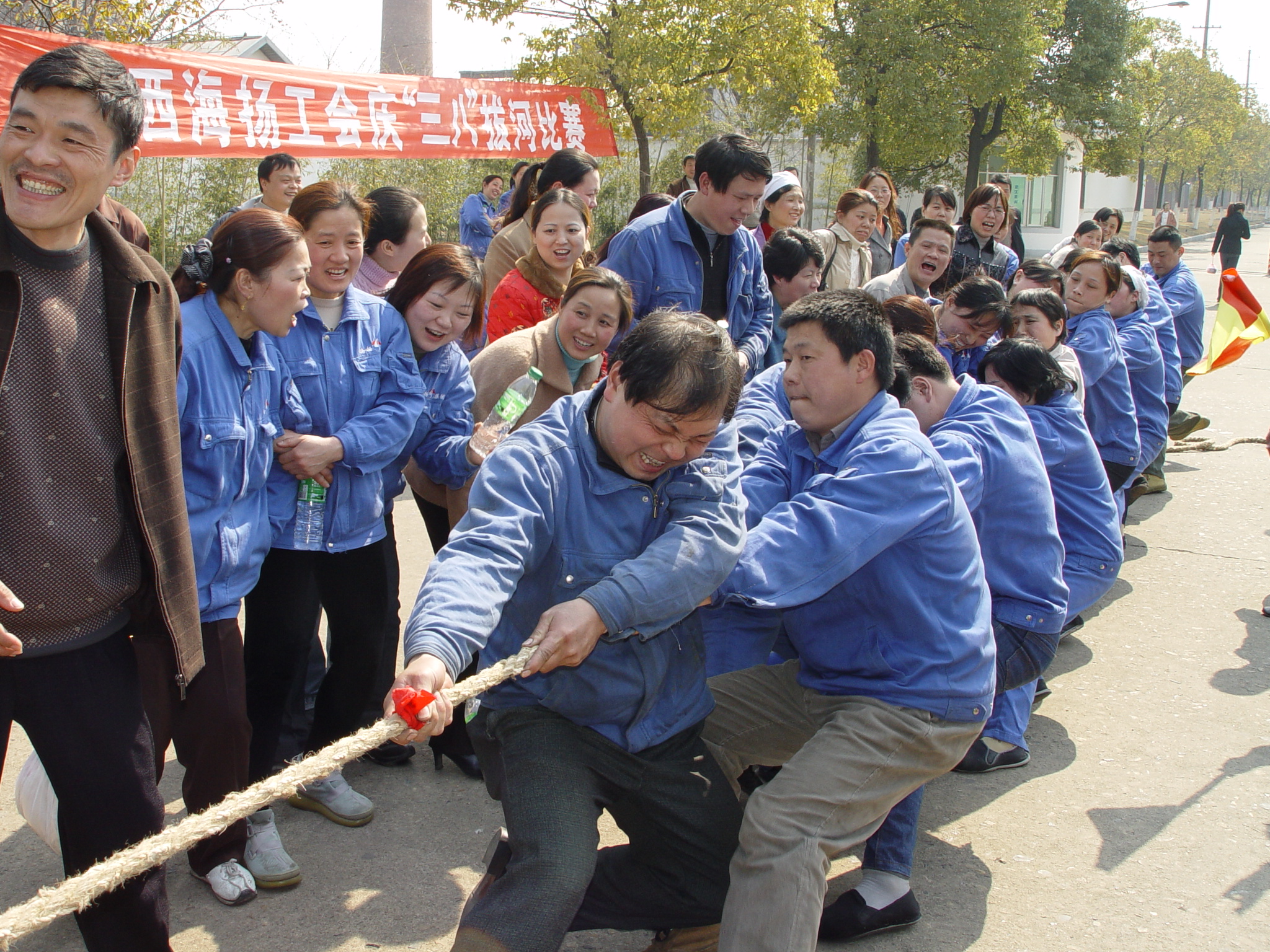 江西海揚舉行慶“三八”拔河比賽。