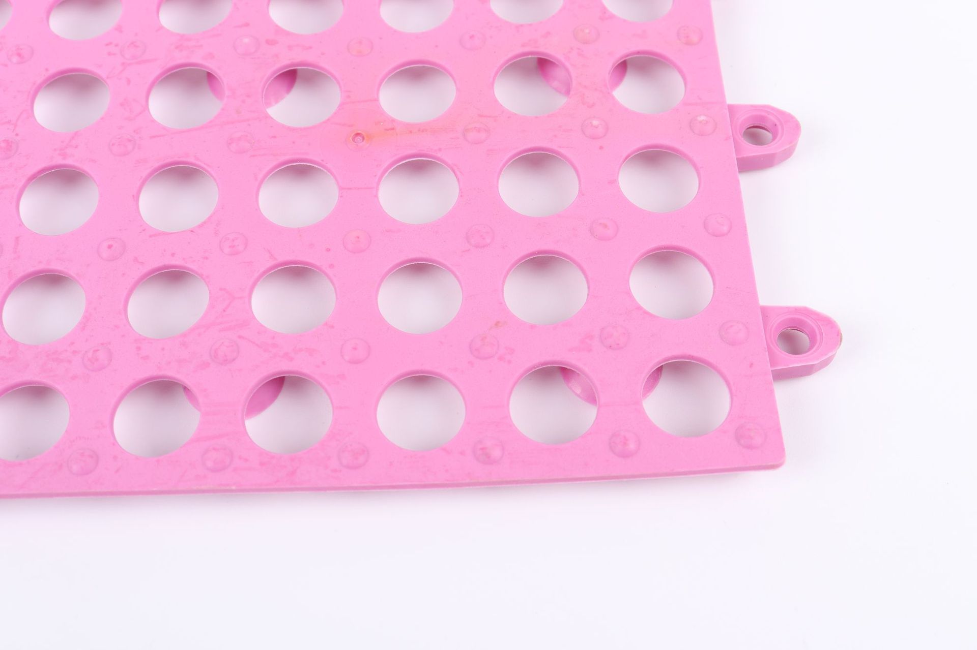 Non-slip splicing floor mat with sucker