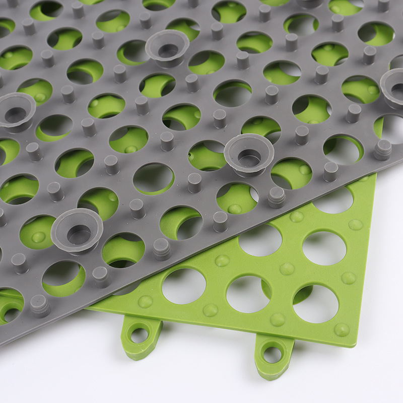 Non-slip splicing floor mat with sucker