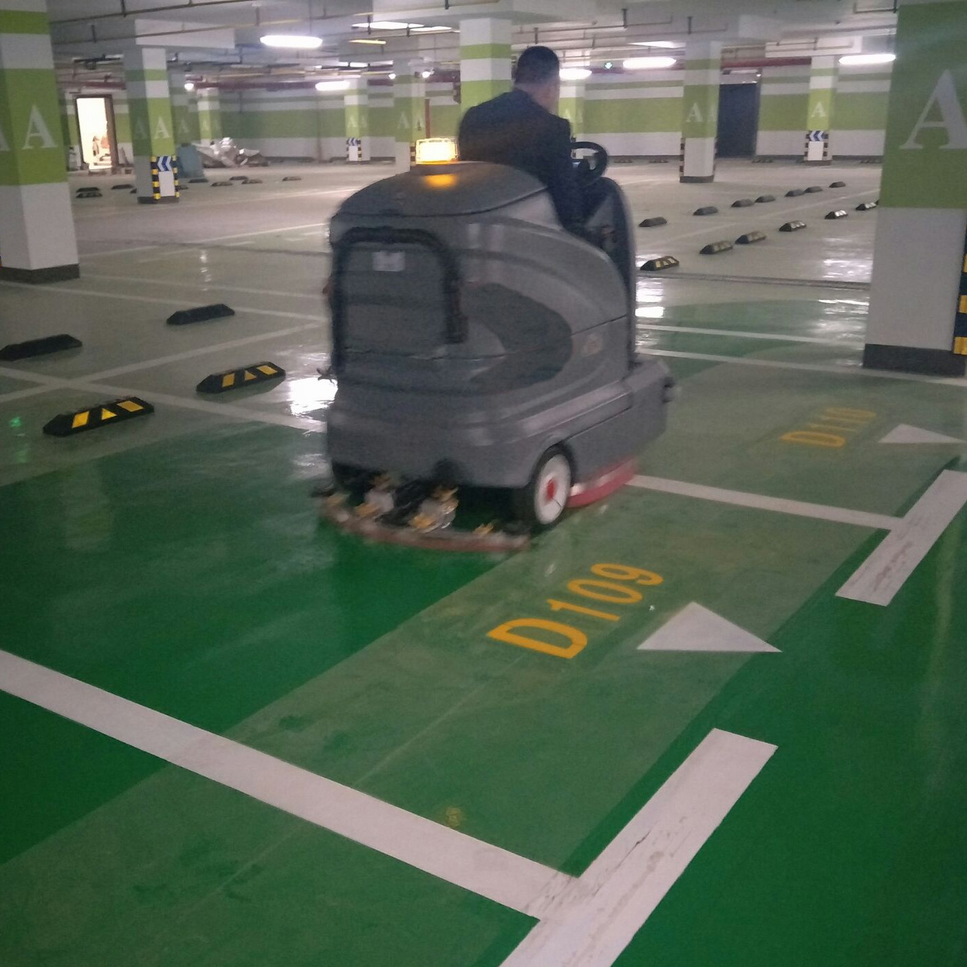 車庫駕駛式洗地機