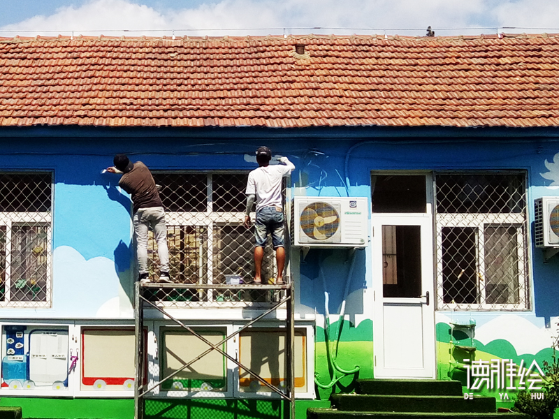 ▲幼儿园墙体彩绘 | 青岛新世纪幼儿园外墙彩绘  |  烈日下的画师