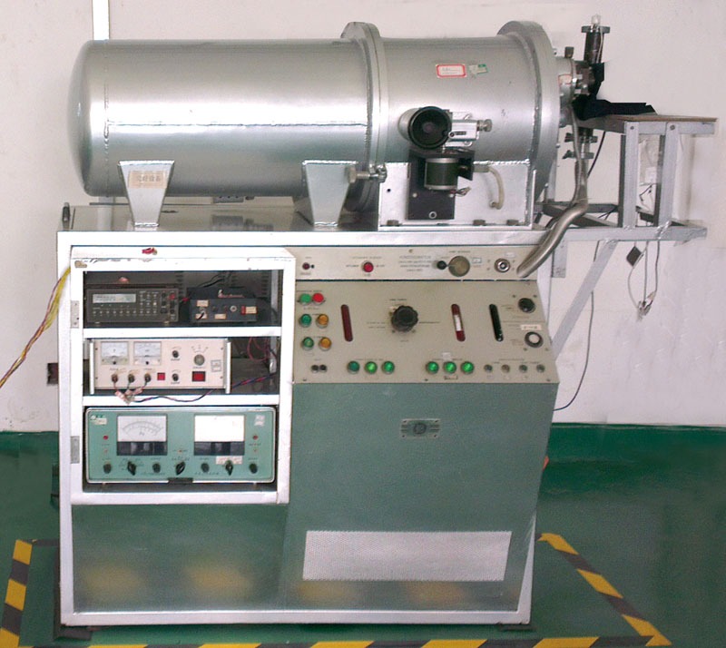 Development of vacuum ultraviolet spectrometer