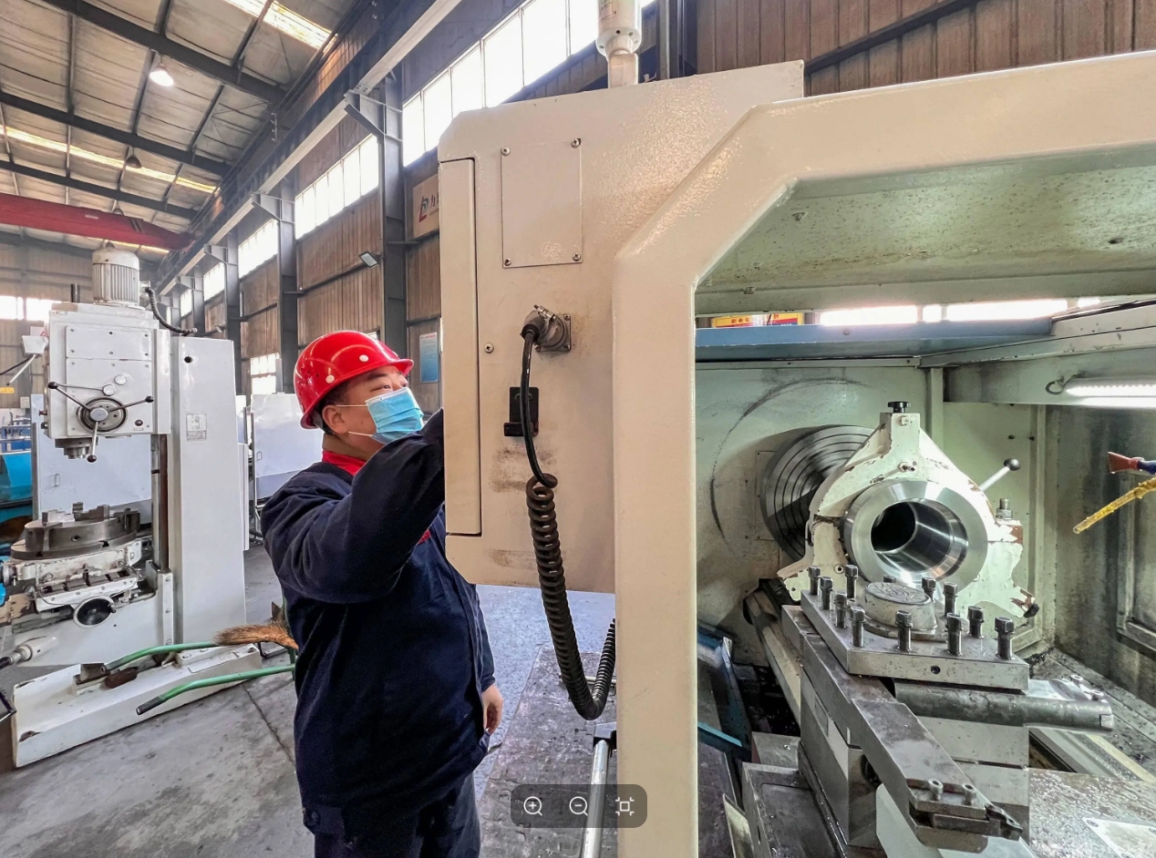 力地液压工厂工人正在操控数控卧式车床。（资料图）