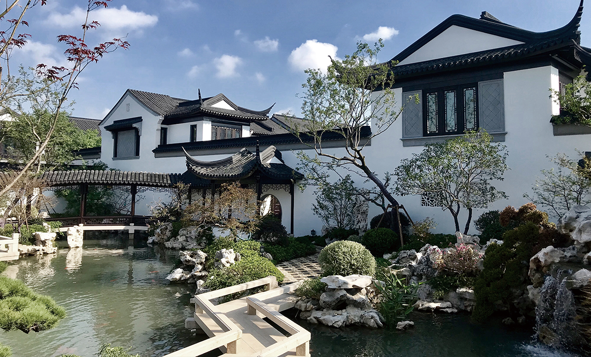 青砖小瓦马头墙，回廊挂落花格窗。