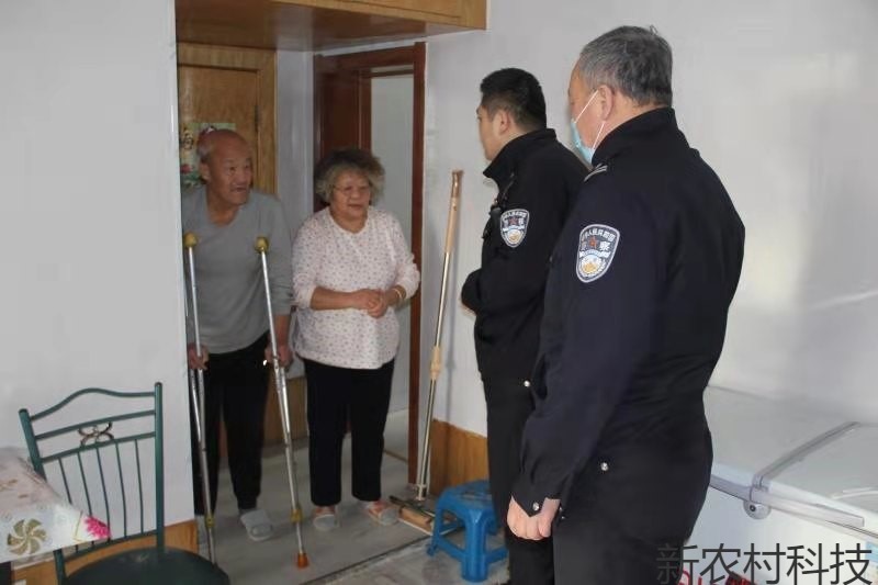 敦化森警小年慰问空巢老人