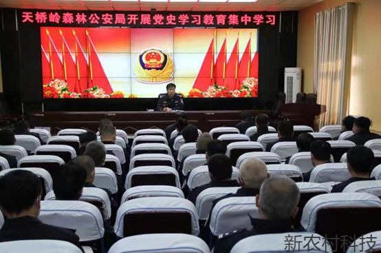 ​天森公安组织支部书记  参观纪念馆讲解党史情