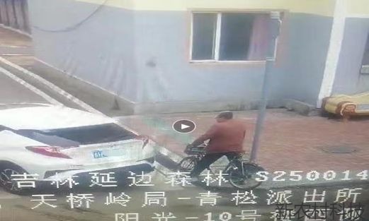 汽车别停骑车老人起纠纷  民警化解促和谐