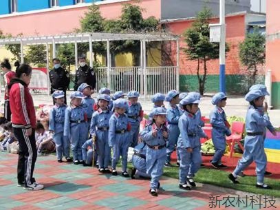 校园安保有成效 六一儿童节获锦旗