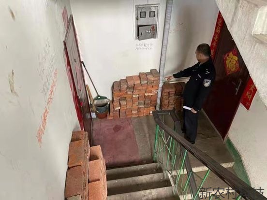 抖音发现楼道安全隐患   民警化解促和谐