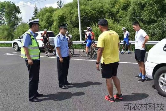 自行车队上高速  白河森林公安交警及时消除隐患