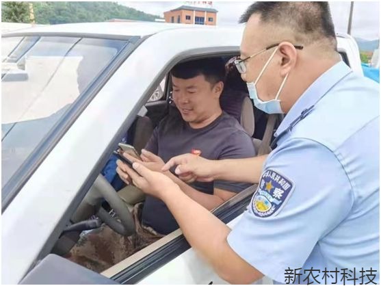 民警推广“金钟罩”进林区