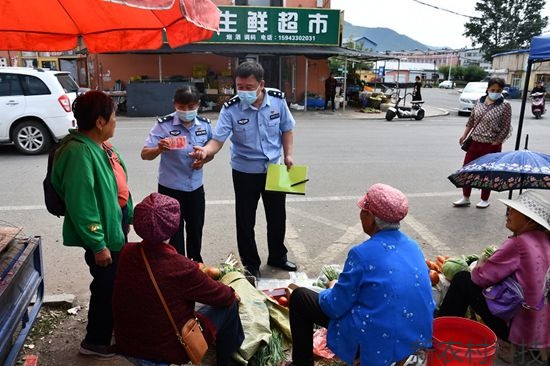经侦民警进社区 反******宣传入民心
