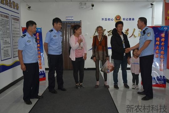 为民解忧无小事 巡警救助迷路群众