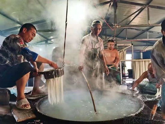 ​用传统工艺漏粉  帮扶村民共同富