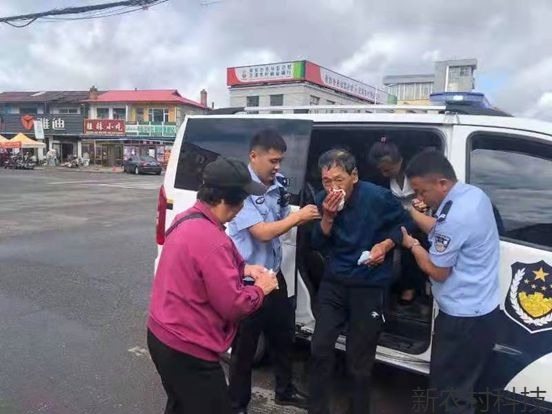 老人摔倒急需就医 警车秒变救护车