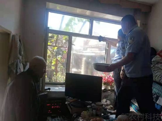 百岁老人和民警的故事
