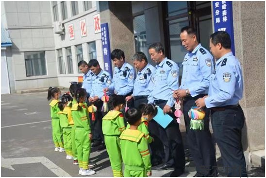 天桥岭镇幼儿园小朋友  中秋佳节警营送祝福