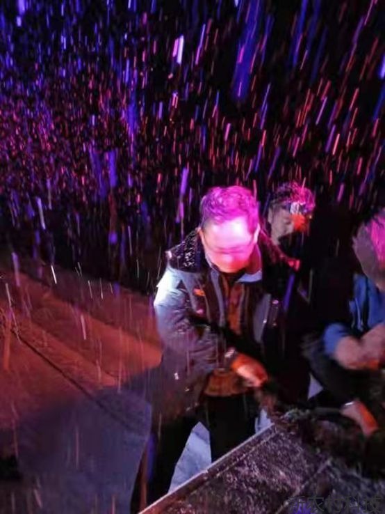雪夜货车遇难题 敦化森警帮解决