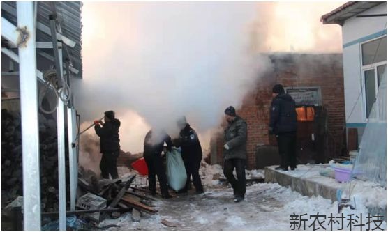 民警化身消防员 一线救火显真情