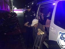 87岁老人夜晚迷失街头   民警帮助照亮回家路