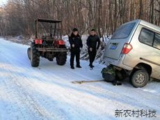 林区道路雨雪成冰 车辆进沟民警相助